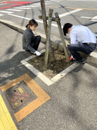 本日は店舗周辺の掃除をしました！！